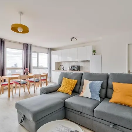 Vandrezanne 1 Stylish 2 Bed Views
